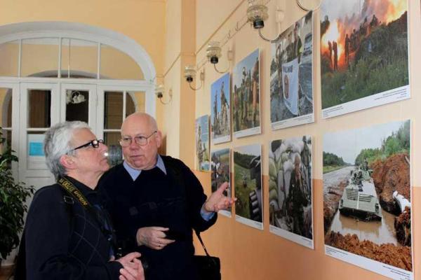 В Чернигове начала работу фотовыставка, посвященная воинам-героям АТО В Чернигове начала работу фотовыставка, посвященная воинам-героям АТО