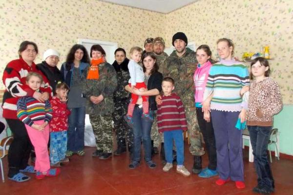 Военнослужащие и волонтеры продолжают помогать переселенцам из опасных регионов