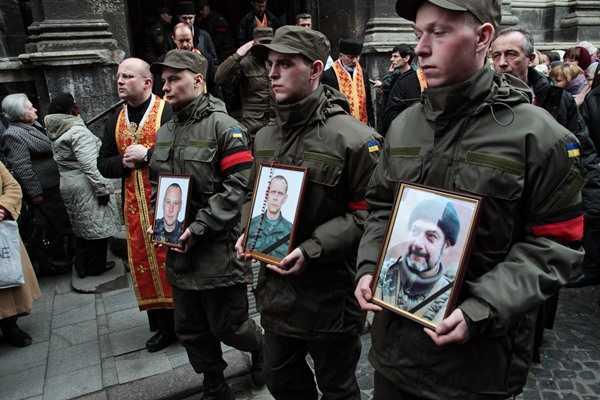 Жители Львова проводили в последний путь медиков Нацгвардии, погибших в зоне АТО Жители Львова проводили в последний путь медиков Нацгвардии, погибших в зоне АТО
