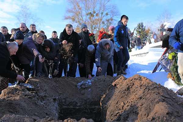 На Киевщине похоронили бойца Нацгвардии, погибшего под Дебальцево На Киевщине похоронили бойца Нацгвардии, погибшего под Дебальцево