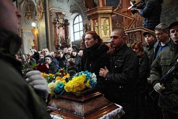 Жители Львова проводили в последний путь медиков Нацгвардии, погибших в зоне АТО Жители Львова проводили в последний путь медиков Нацгвардии, погибших в зоне АТО
