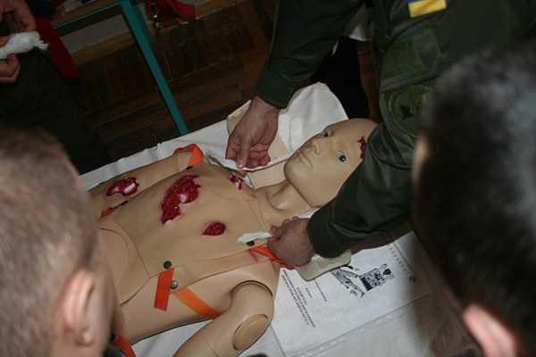 Офицеров Нацгвардии обучают правилам оказания первой медицинской помощи