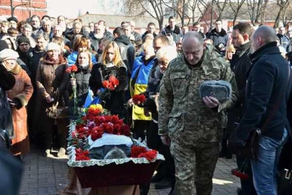 Жители Кировограда проводили в последний путь погибшего в зоне АТО земляка Жители Кировограда проводили в последний путь погибшего в зоне АТО земляка