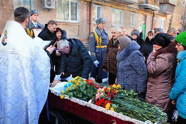 На Киевщине похоронили бойца Нацгвардии, погибшего под Дебальцево На Киевщине похоронили бойца Нацгвардии, погибшего под Дебальцево