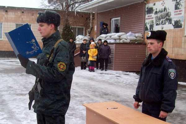 Присягу на верность украинскому народу приняли военнослужащие в Полтавском батальоне Нацгвардии Присягу на верность украинскому народу приняли военнослужащие в Полтавском батальоне Нацгвардии