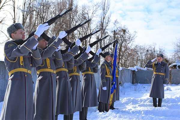 На Киевщине похоронили бойца Нацгвардии, погибшего под Дебальцево На Киевщине похоронили бойца Нацгвардии, погибшего под Дебальцево