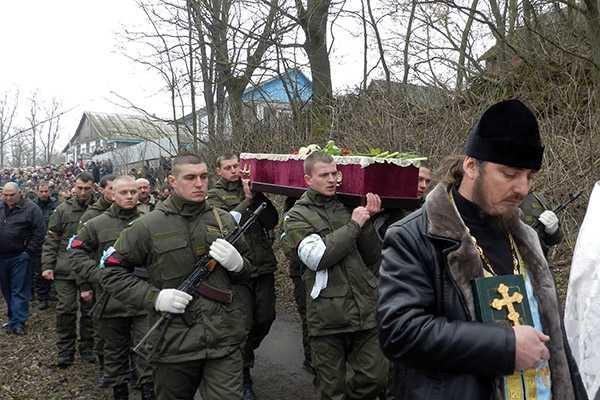 Жители села на Хмельниччине проводили в последний путь бойца Нацгвардии, погибшего в АТО Жители села на Хмельниччине проводили в последний путь бойца Нацгвардии, погибшего в АТО