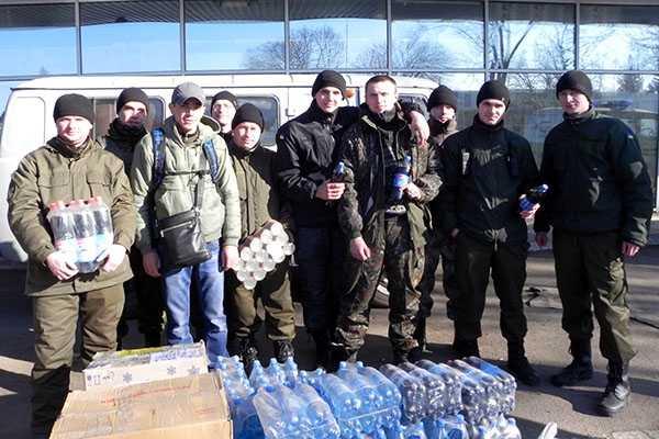 Волонтеры продолжают поддерживать украинских бойцов на передовой Волонтеры продолжают поддерживать украинских бойцов на передовой