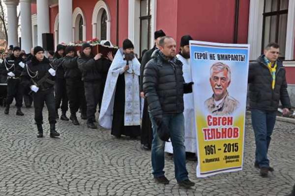 Жители Кировограда проводили в последний путь погибшего в зоне АТО земляка Жители Кировограда проводили в последний путь погибшего в зоне АТО земляка
