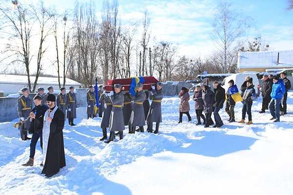 На Киевщине похоронили бойца Нацгвардии, погибшего под Дебальцево На Киевщине похоронили бойца Нацгвардии, погибшего под Дебальцево