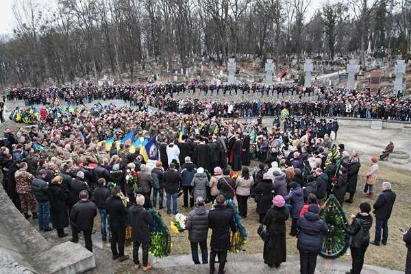 Жители Львова проводили в последний путь медиков Нацгвардии, погибших в зоне АТО Жители Львова проводили в последний путь медиков Нацгвардии, погибших в зоне АТО