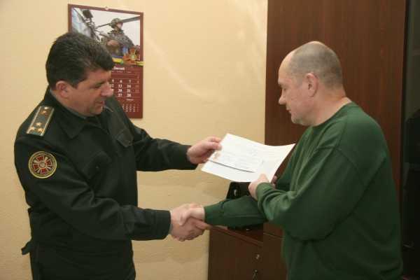 В ГУ НГУ продолжают вручать бойцам АТО удостоверения участника боевых действий В ГУ НГУ продолжают вручать бойцам АТО удостоверения участника боевых действий