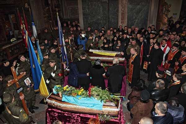 Жители Львова проводили в последний путь медиков Нацгвардии, погибших в зоне АТО Жители Львова проводили в последний путь медиков Нацгвардии, погибших в зоне АТО