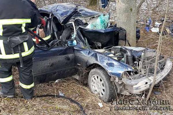 В жутком ДТП автомобиль "BMW" превратился в груду железа, два подростка погибли В жутком ДТП автомобиль "BMW" превратился в груду железа, два подростка погибли