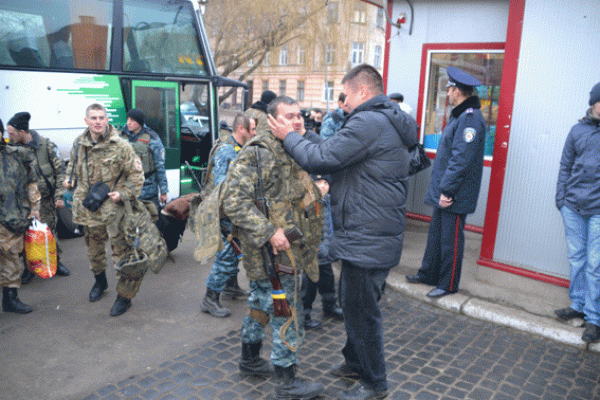 Из горячей точки Украины домой на отдых вернулись бойцы батальона "Львов" Из горячей точки Украины домой на отдых вернулись бойцы батальона "Львов"
