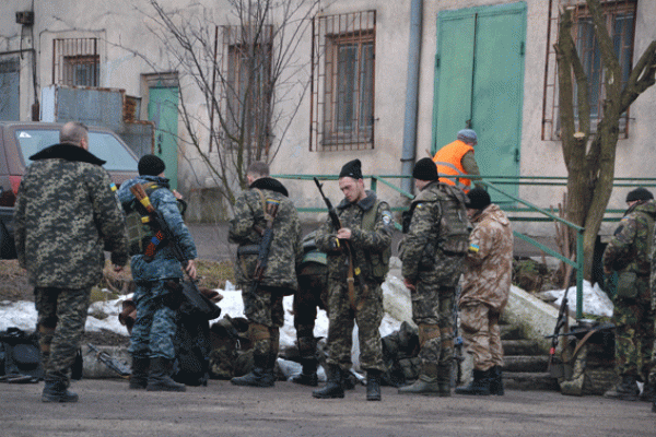 Из горячей точки Украины домой на отдых вернулись бойцы батальона "Львов" Из горячей точки Украины домой на отдых вернулись бойцы батальона "Львов"