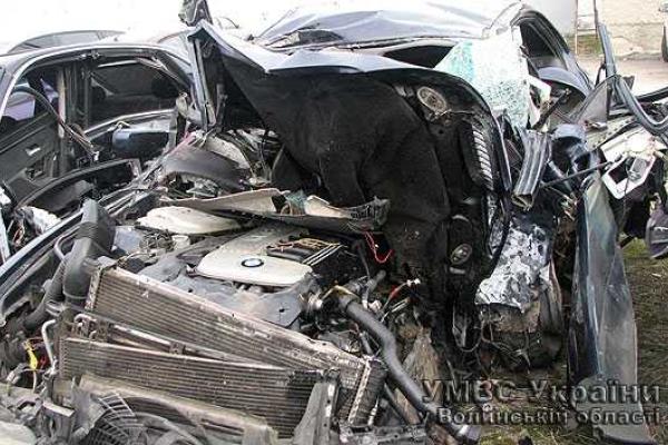 В жутком ДТП автомобиль "BMW" превратился в груду железа, два подростка погибли В жутком ДТП автомобиль "BMW" превратился в груду железа, два подростка погибли