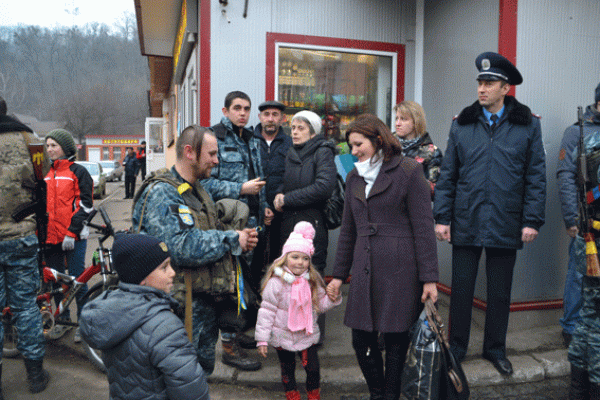 Из горячей точки Украины домой на отдых вернулись бойцы батальона "Львов" Из горячей точки Украины домой на отдых вернулись бойцы батальона "Львов"