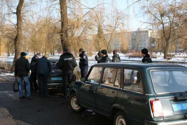 Ровенские патрульные по "горячим" следам задержали двух мужчин, совершивших грабеж Ровенские патрульные по "горячим" следам задержали двух мужчин, совершивших грабеж