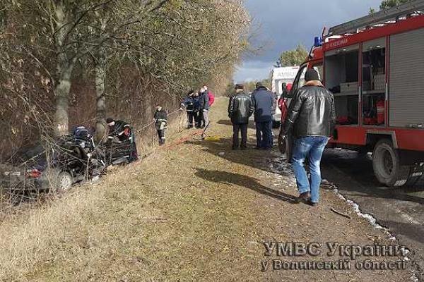 В жутком ДТП автомобиль "BMW" превратился в груду железа, два подростка погибли В жутком ДТП автомобиль "BMW" превратился в груду железа, два подростка погибли