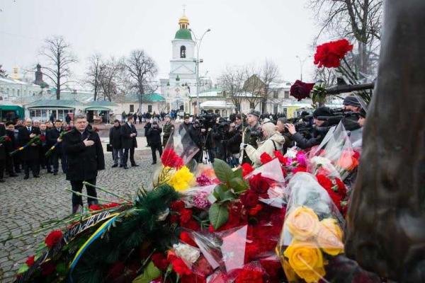 Президент Украины почтил память участников боевых действий Президент Украины почтил память участников боевых действий