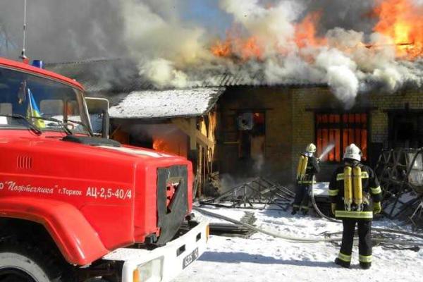 Черниговские огнеборцы ликвидировали пожар в мастерской по производству мебели Черниговские огнеборцы ликвидировали пожар в мастерской по производству мебели