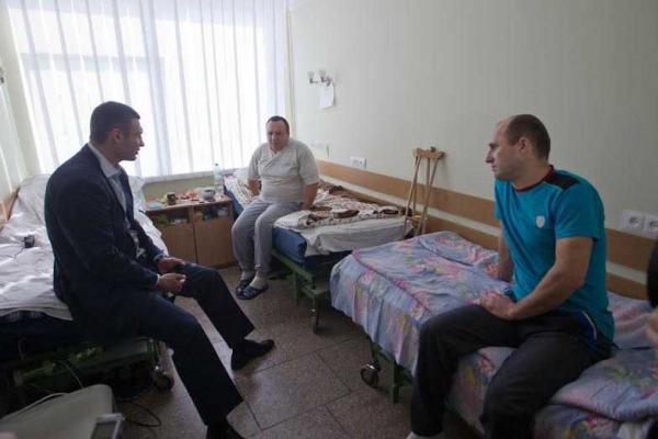 Мэр Киева посетил в больнице водителей-добровольцев, раненых вблизи Дебальцево Мэр Киева посетил в больнице водителей-добровольцев, раненых вблизи Дебальцево