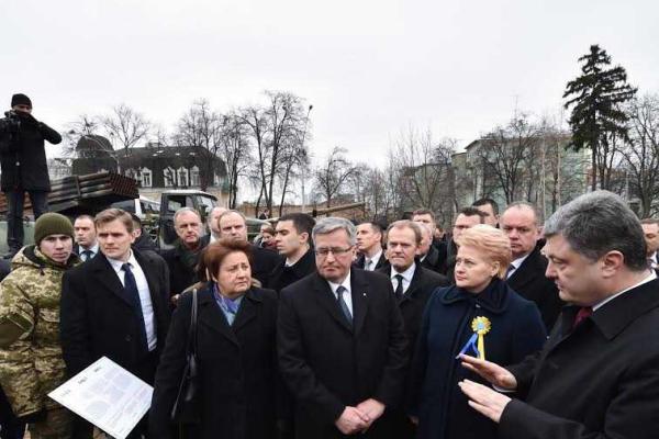 Порошенко и высокие иностранные гости осмотрели страшные экспонаты выставки "Присутствие..." Порошенко и высокие иностранные гости осмотрели страшные экспонаты выставки "Присутствие..."