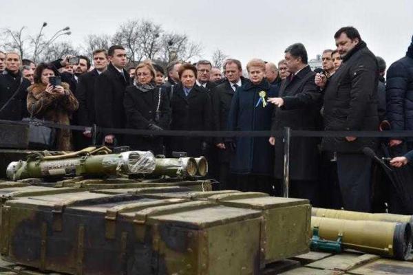Порошенко и высокие иностранные гости осмотрели страшные экспонаты выставки "Присутствие..." Порошенко и высокие иностранные гости осмотрели страшные экспонаты выставки "Присутствие..."