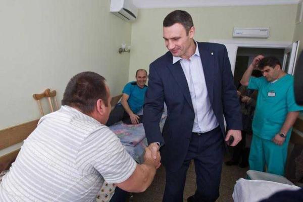 Мэр Киева посетил в больнице водителей-добровольцев, раненых вблизи Дебальцево Мэр Киева посетил в больнице водителей-добровольцев, раненых вблизи Дебальцево