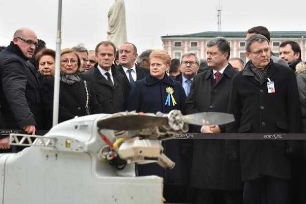Порошенко и высокие иностранные гости осмотрели страшные экспонаты выставки "Присутствие..." Порошенко и высокие иностранные гости осмотрели страшные экспонаты выставки "Присутствие..."