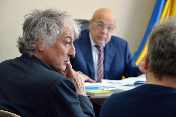 Глава Луганщины провел рабочую встречу с представителями Красного Креста Австрии Глава Луганщины провел рабочую встречу с представителями Красного Креста Австрии