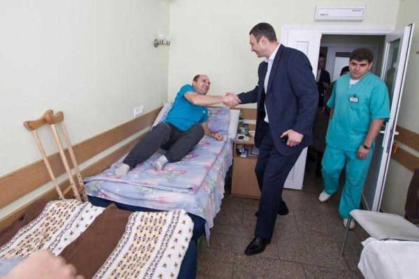 Мэр Киева посетил в больнице водителей-добровольцев, раненых вблизи Дебальцево Мэр Киева посетил в больнице водителей-добровольцев, раненых вблизи Дебальцево