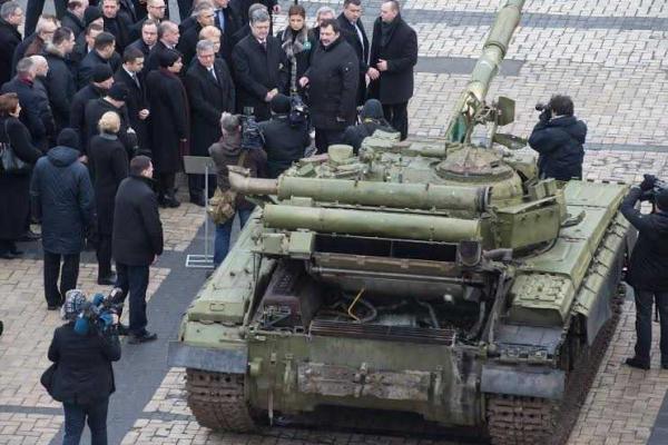 Порошенко и высокие иностранные гости осмотрели страшные экспонаты выставки "Присутствие..." Порошенко и высокие иностранные гости осмотрели страшные экспонаты выставки "Присутствие..."