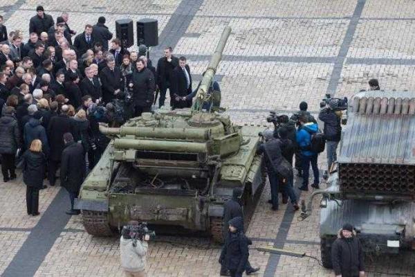 Порошенко и высокие иностранные гости осмотрели страшные экспонаты выставки "Присутствие..." Порошенко и высокие иностранные гости осмотрели страшные экспонаты выставки "Присутствие..."