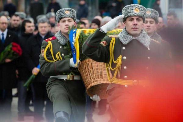 Президент Украины почтил память участников боевых действий Президент Украины почтил память участников боевых действий