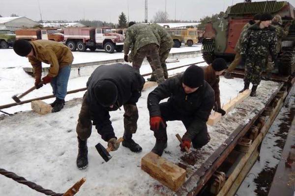 Бойцы-ремонтники с Ровенщины трудятся и в глубоком тылу, и на передовой Бойцы-ремонтники с Ровенщины трудятся и в глубоком тылу, и на передовой