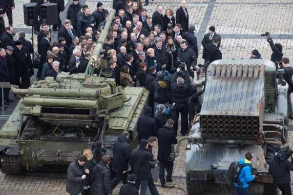 Порошенко и высокие иностранные гости осмотрели страшные экспонаты выставки "Присутствие..." Порошенко и высокие иностранные гости осмотрели страшные экспонаты выставки "Присутствие..."