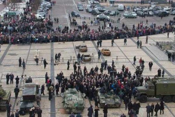 Порошенко и высокие иностранные гости осмотрели страшные экспонаты выставки "Присутствие..." Порошенко и высокие иностранные гости осмотрели страшные экспонаты выставки "Присутствие..."