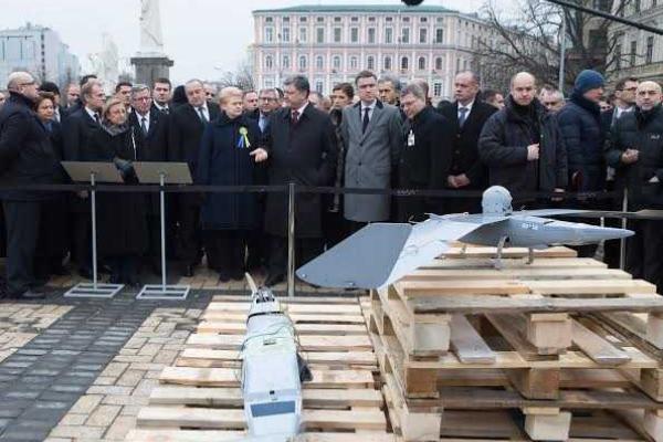 Порошенко и высокие иностранные гости осмотрели страшные экспонаты выставки "Присутствие..." Порошенко и высокие иностранные гости осмотрели страшные экспонаты выставки "Присутствие..."