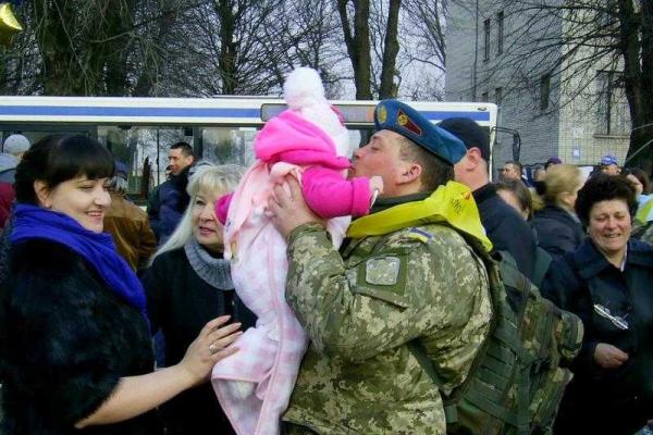 На Буковине встретили героев-десантников, прибывших из зоны АТО На Буковине встретили героев-десантников, прибывших из зоны АТО
