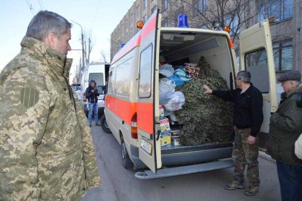 Жители Буковины собрали для прифронтовых сел Луганщины гуманитарную помощь и подарили "скорую" Жители Буковины собрали для прифронтовых сел Луганщины гуманитарную помощь и подарили "скорую"