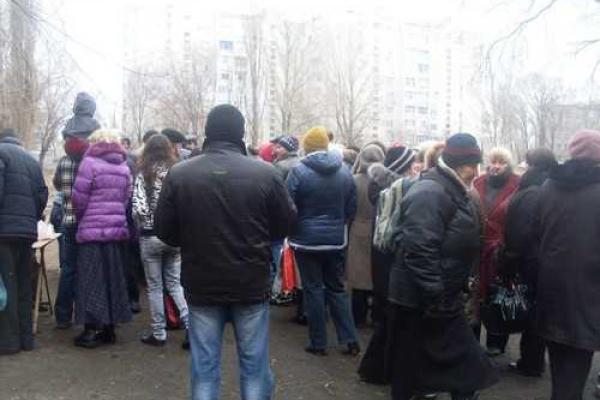 Луганск сегодня: на улицах огромные очереди за бесплатной едой