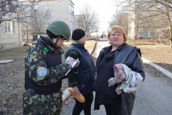 На Донетчине военные помогают выжить жителям городка, находящегося на прицеле боевиков На Донетчине военные помогают выжить жителям городка, находящегося на прицеле боевиков