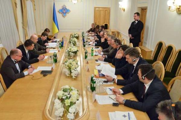 Секретарь СНБО Александр Турчинов провел встречу с делегацией Европарламента Секретарь СНБО Александр Турчинов провел встречу с делегацией Европарламента