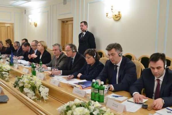 Секретарь СНБО Александр Турчинов провел встречу с делегацией Европарламента Секретарь СНБО Александр Турчинов провел встречу с делегацией Европарламента