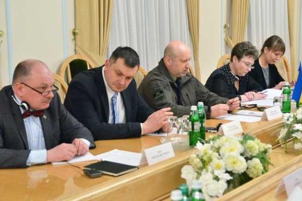 Секретарь СНБО Александр Турчинов провел встречу с делегацией Европарламента Секретарь СНБО Александр Турчинов провел встречу с делегацией Европарламента