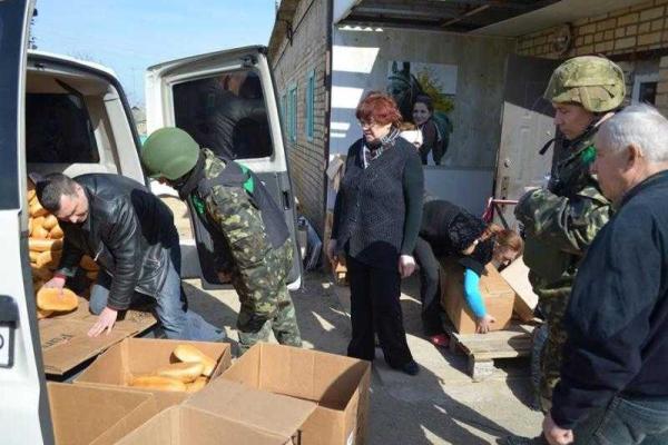 На Донетчине военные помогают выжить жителям городка, находящегося на прицеле боевиков На Донетчине военные помогают выжить жителям городка, находящегося на прицеле боевиков