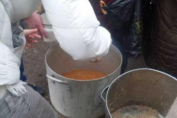 Луганск сегодня: на улицах огромные очереди за бесплатной едой