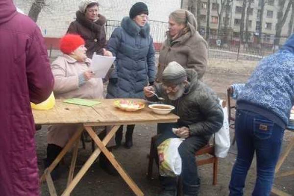 Луганск сегодня: на улицах огромные очереди за бесплатной едой